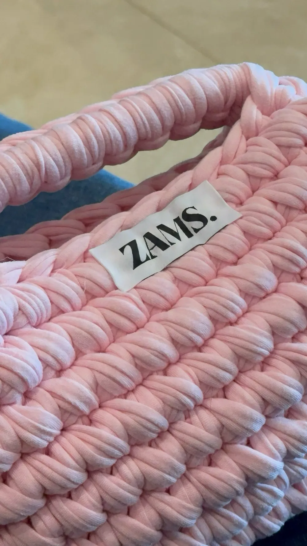 Sac ZAMS. rose crocheté à la main, avec son étiquette