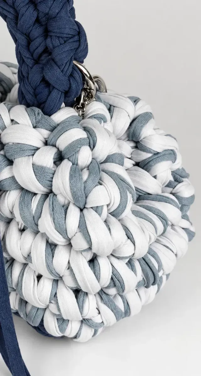 Gros plan sur la maille de l’IT BAG Blueberry