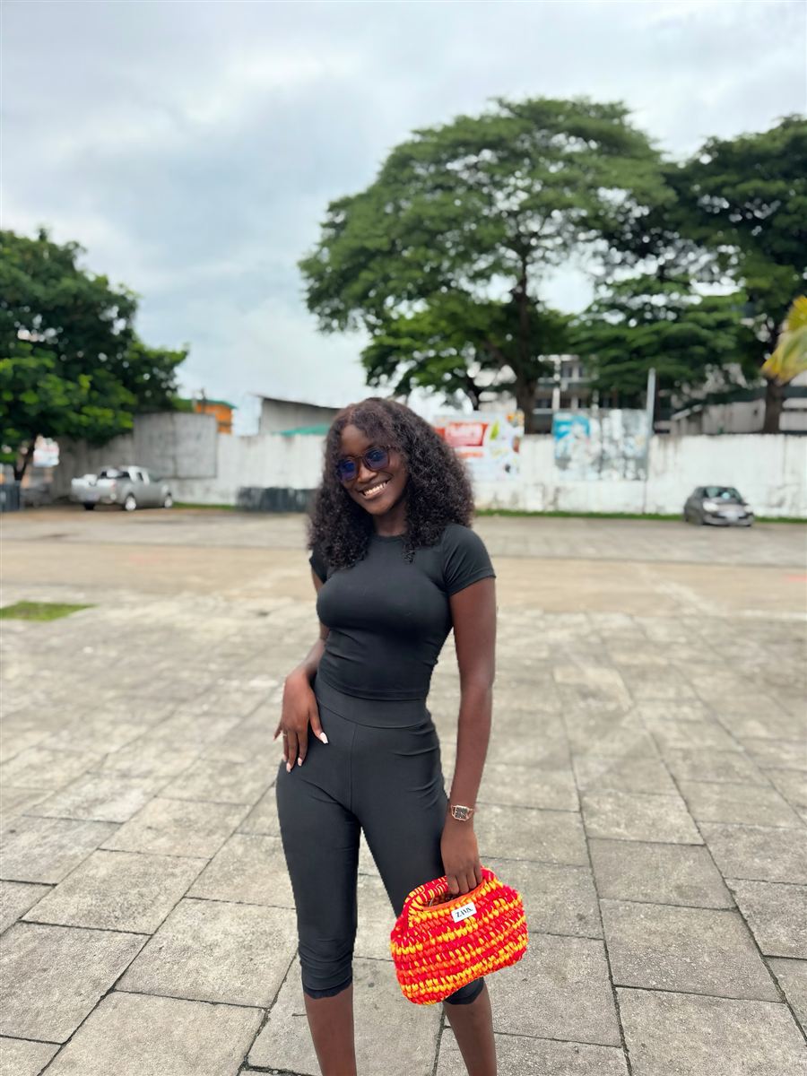 Une cliente avec son sac ZAMS. rouge