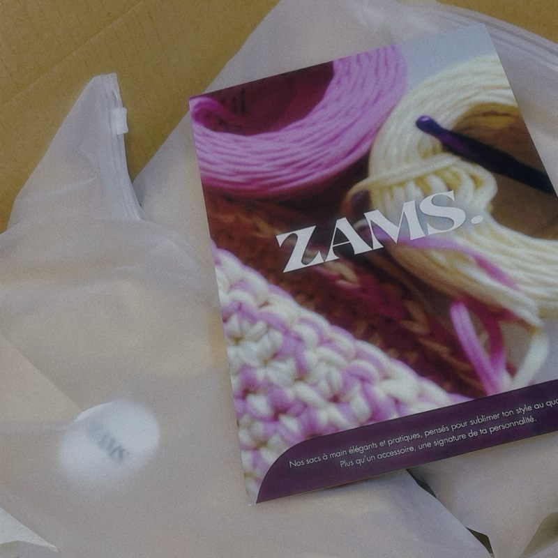 Un colis ZAMS. prêt à partir, avec sa carte