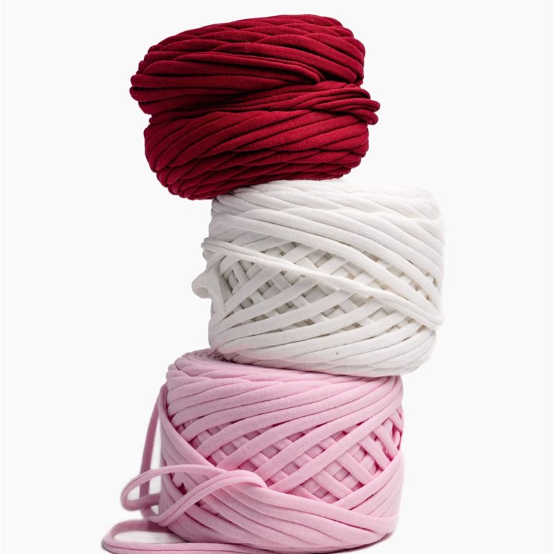 Des pelotes de fil de T-shirt rouge, blanc et rose