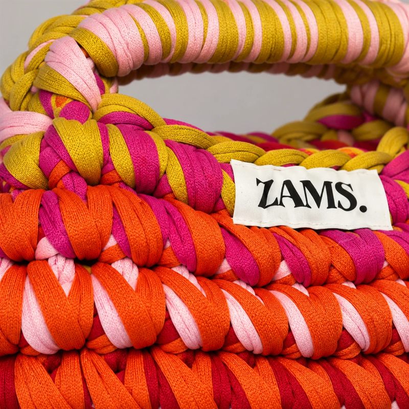 L’anse et l’étiquette ZAMS. d’un sac multicolore